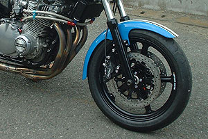 フロントはXJR1200RのフロントフォークにJBマグタンのホイールを装着。