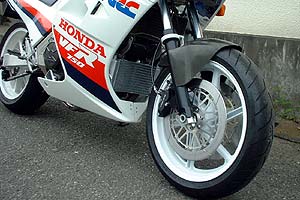 細部にわたりAMAのスーパーバイクレーサーを忠実に再現。