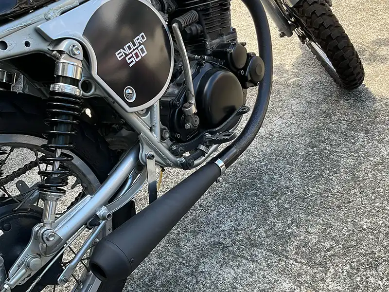 マフラーはダウンタイプに換装